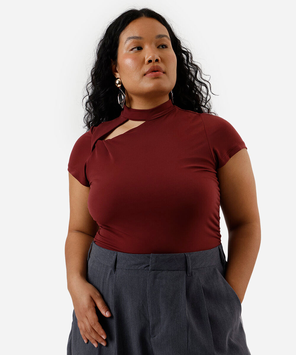 blusa feminina gola alta com recorte franzida mindset plus size vinho
