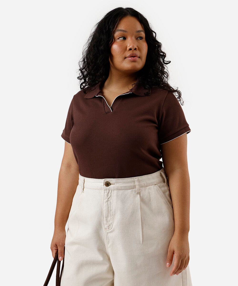 polo feminina canelada manga curta plus size marrom