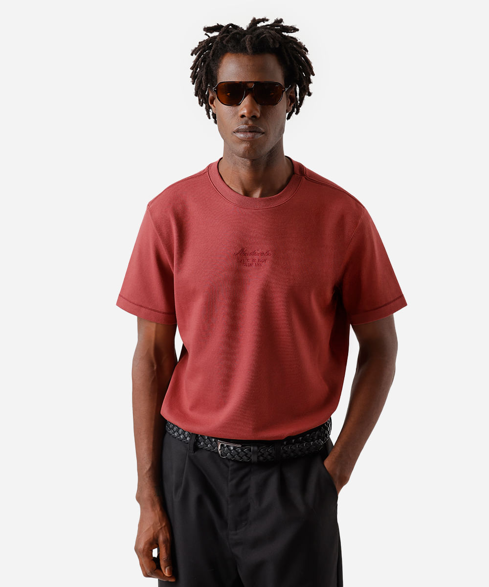 camiseta masculina com algodão e bordado vermelha