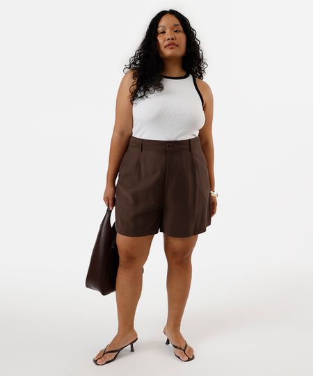 short feminino de alfaiataria com pregas plus size marrom 50 short feminino de alfaiataria com pregas plus size marrom 50