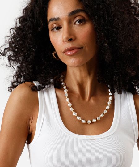 colar de pérolas orgânicas e miçangas dourado UNICO