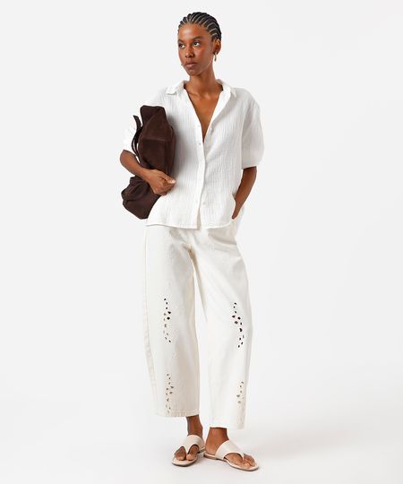 calça baggy feminina de sarja com bordado floral off white 44 calça baggy feminina de sarja com bordado floral off white 44