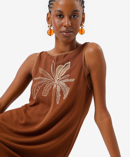 vestido curto feminino de viscose com bordado folhagem marrom PP