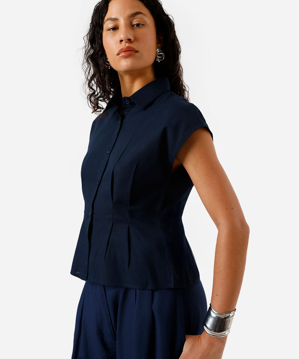 camisa feminina com linho e pregas azul