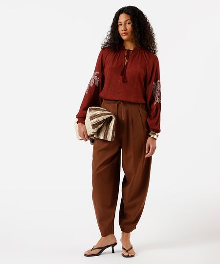 calça balloon feminina com linho e pregas cós elástico marrom PP calça balloon feminina com linho e pregas cós elástico marrom PP