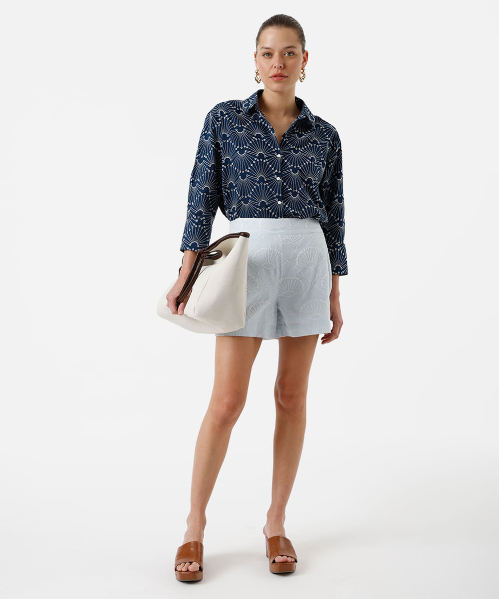short feminino com algodão e bordado de conchas azul