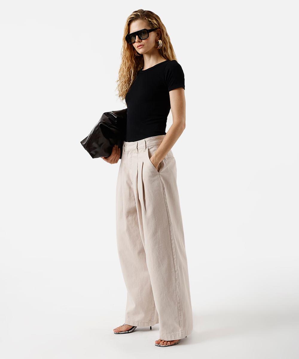calça balloon feminina de sarja com pregas bege