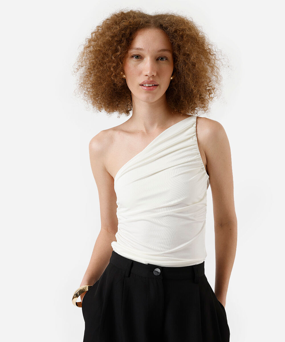 blusa ombro único feminina franzida bege