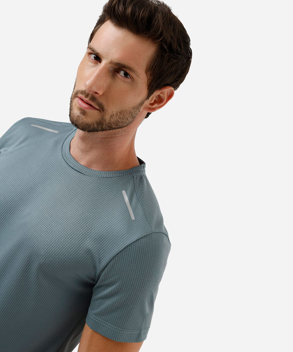 camiseta masculina esportiva quadriculada cinza