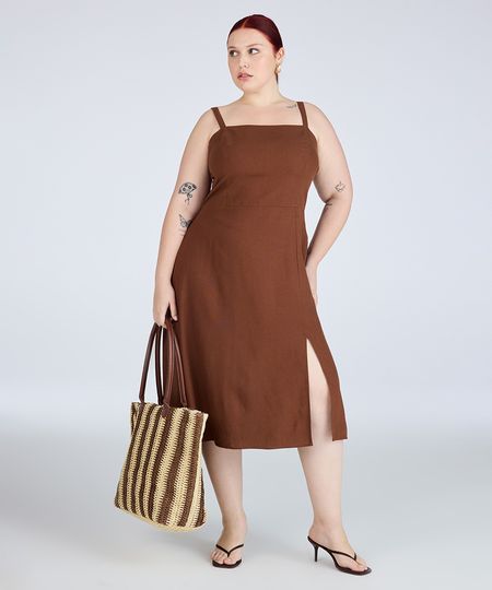 vestido midi com linho e fenda plus size marrom GG