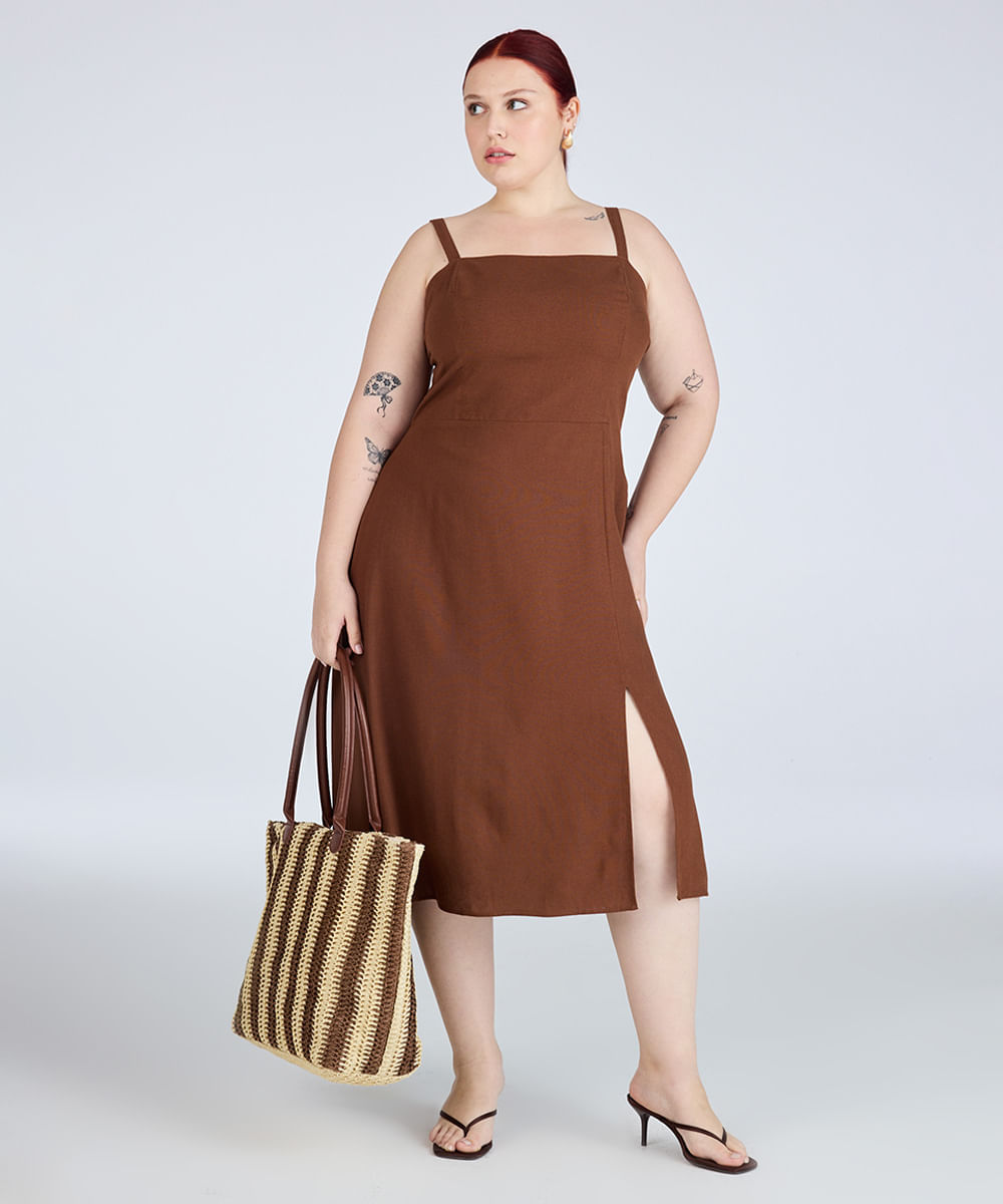 vestido midi com linho e fenda plus size marrom