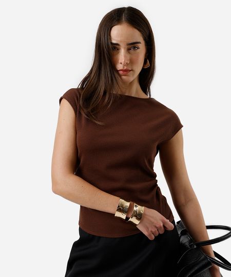 blusa feminina texturizada com pregas laterais marrom PP