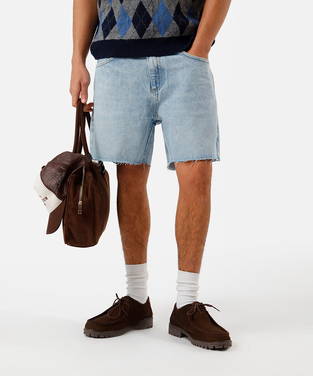 Vista 2 bermuda reta masculina jeans com barra a fio azul C&A Jeans Claro C&A Jeans Claro