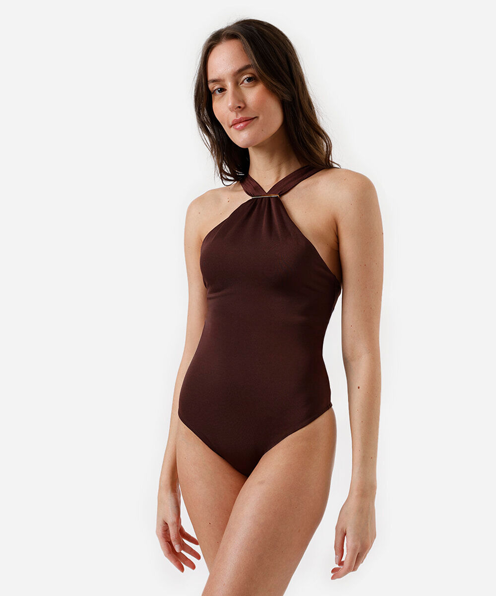 maiô halterneck feminino com fivela e franzido marrom