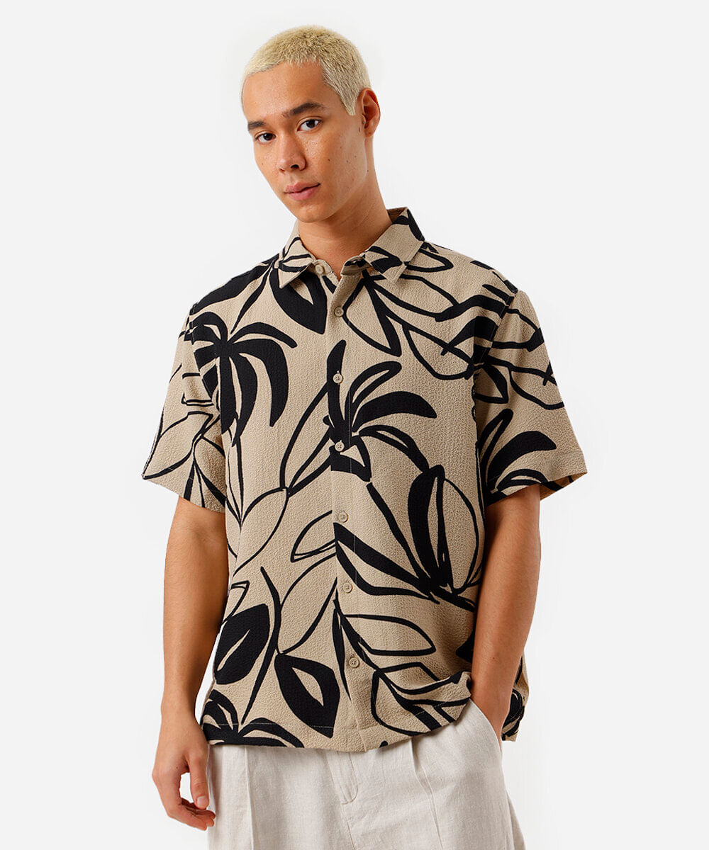 camisa masculina manga curta estampada bege