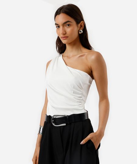 blusa ombro único feminina franzida acetinada off white PP