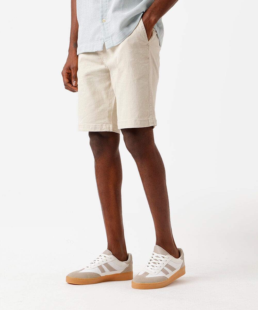 Vista 2 bermuda reta de sarja com bolsos chino bege C&A Kaki Médio C&A Kaki Médio