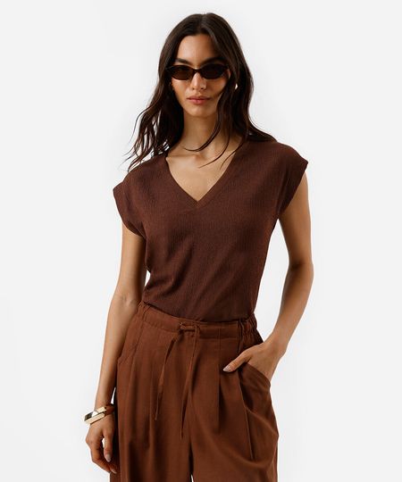 camiseta decote v manga curta texturizada marrom PP