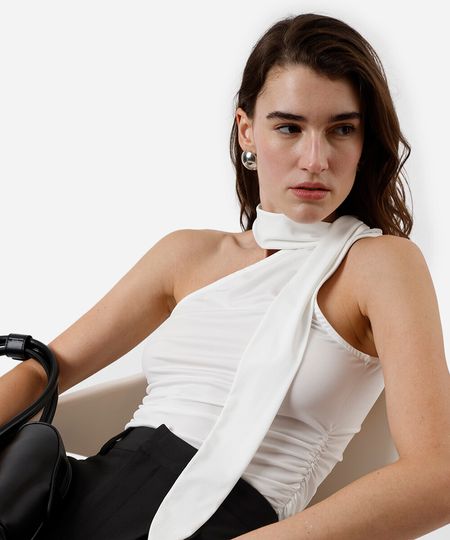 blusa ombro único feminina com lenço franzida off white G blusa ombro único feminina com lenço franzida off white G