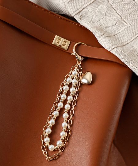 chaveiro bag charm com pérolas e coração dourado UNICO chaveiro bag charm com pérolas e coração dourado UNICO