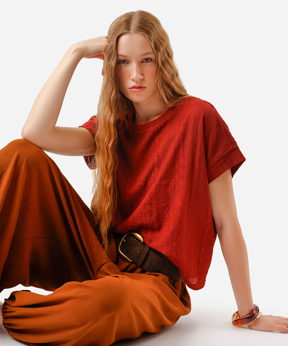 blusa feminina manga curta texturizada marrom