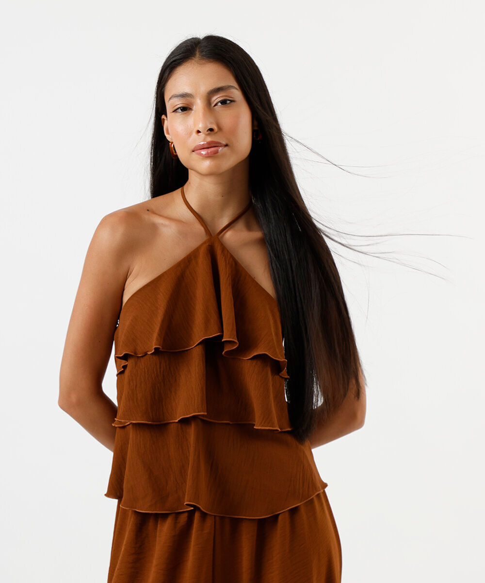 blusa halterneck feminina com babados texturizada marrom