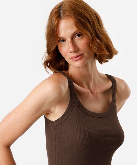 regata alça fina feminina de algodão canelada básica marrom P regata alça fina feminina de algodão canelada básica marrom P