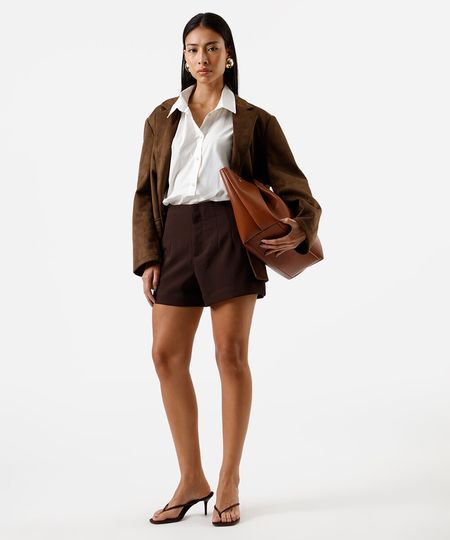 short de alfaiataria feminino com pences marrom 42