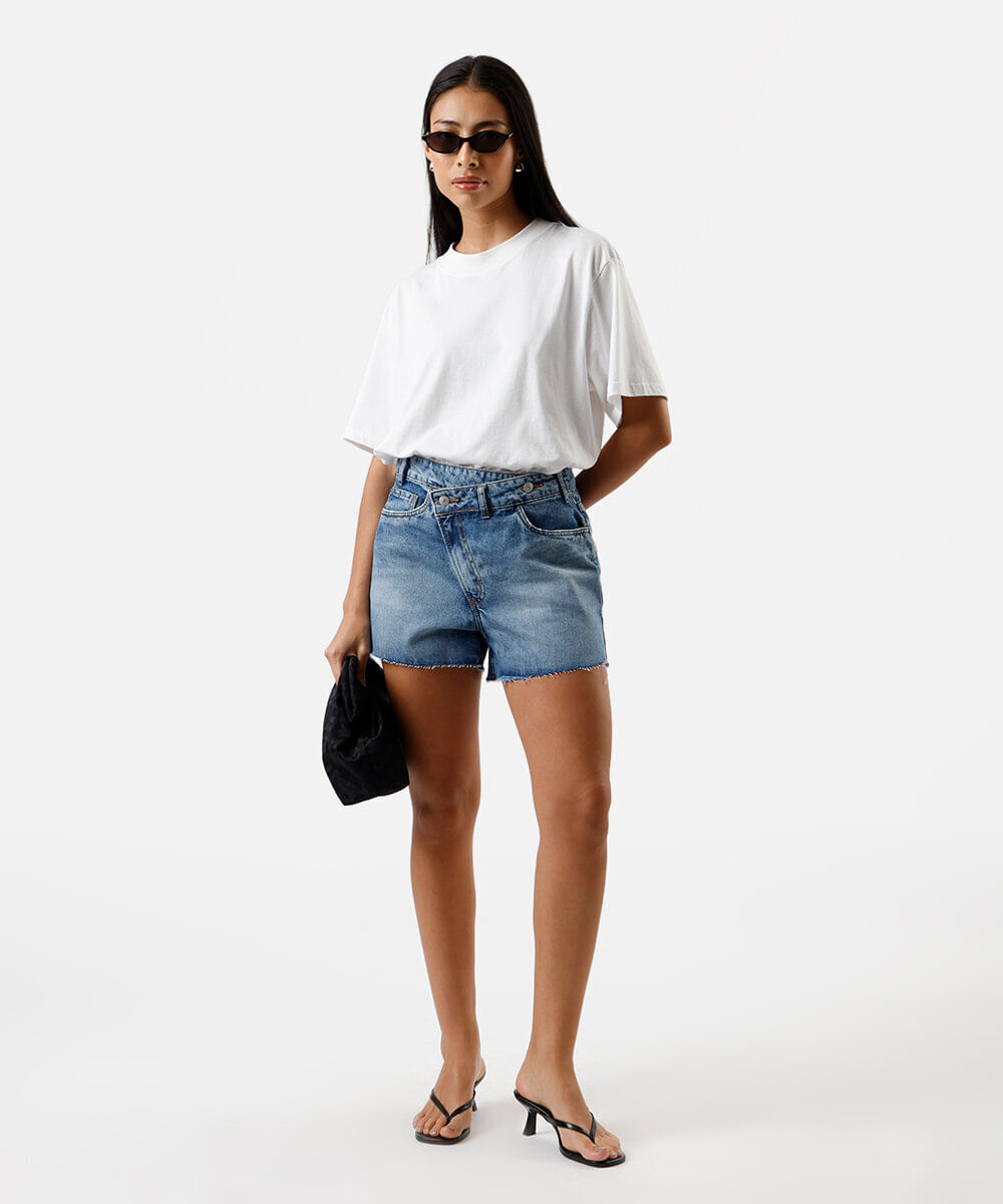 short reto feminino jeans cós deslocado azul