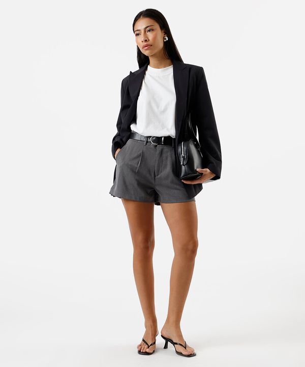 short de alfaiataria feminino com pregas cinza 48