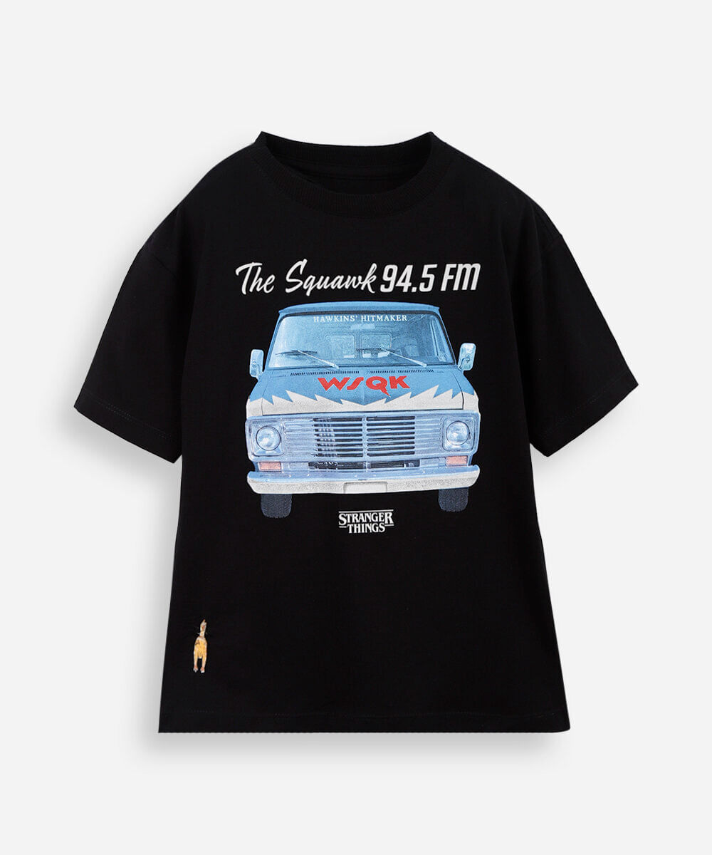 camiseta infantil stranger things estampa rádio squawk preta