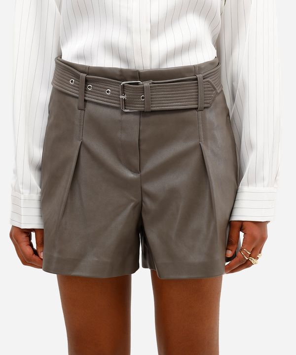 short feminino de poliuretano com cinto cinza 42