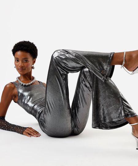 macacão flare feminino metalizado com cinto prateado PP macacão flare feminino metalizado com cinto prateado PP