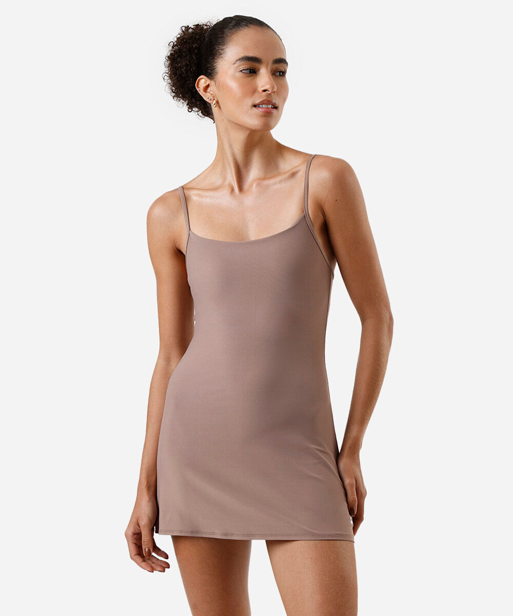vestido curto feminino esportivo com fenda marrom