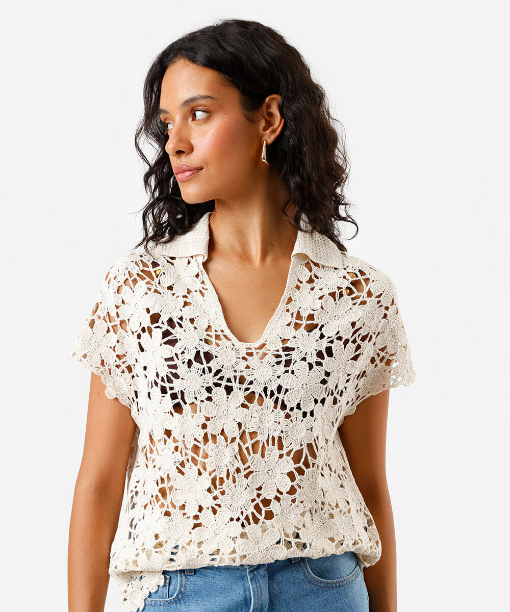 polo alongada feminina de crochê floral bege