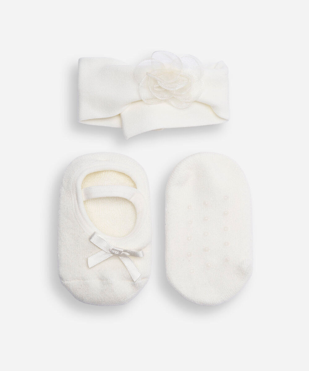 kit infantil com meia sapatilha e faixa de cabelo off white