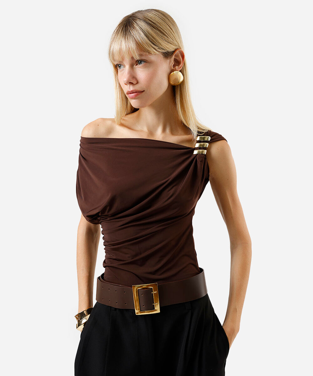 blusa feminina assimétrica franzida marrom