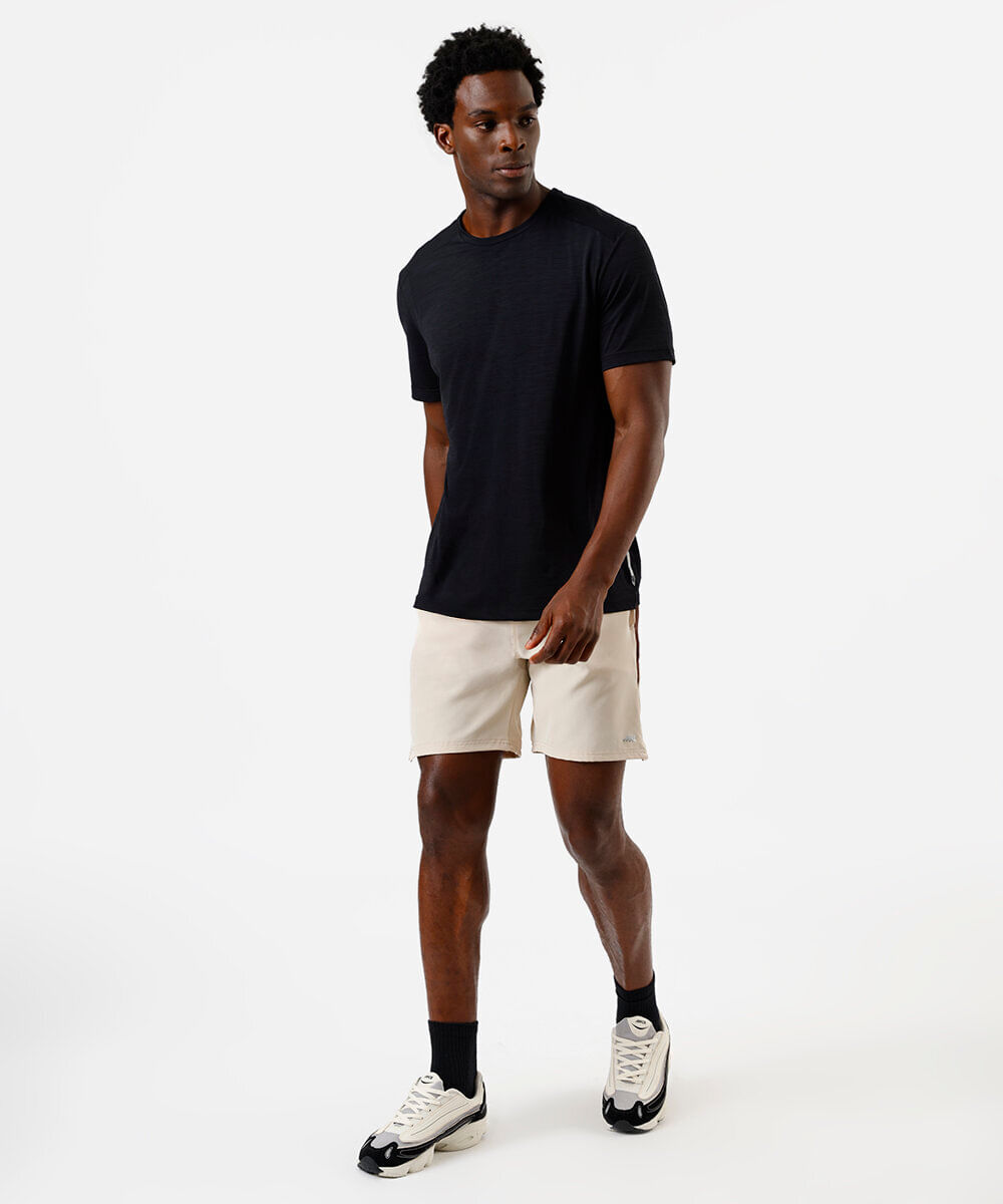 short masculino esportivo com recortes bege