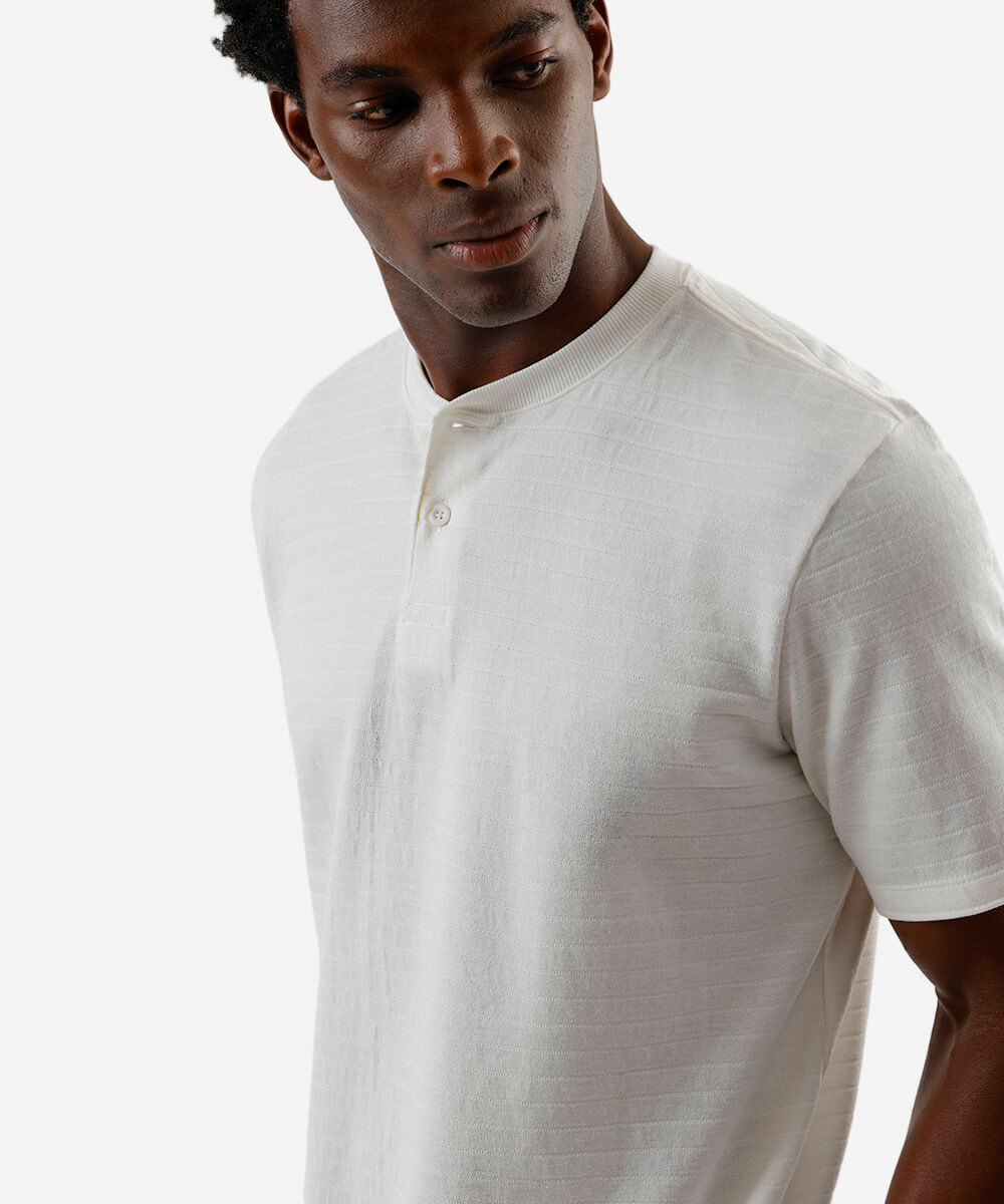camiseta masculina henley listrada off white