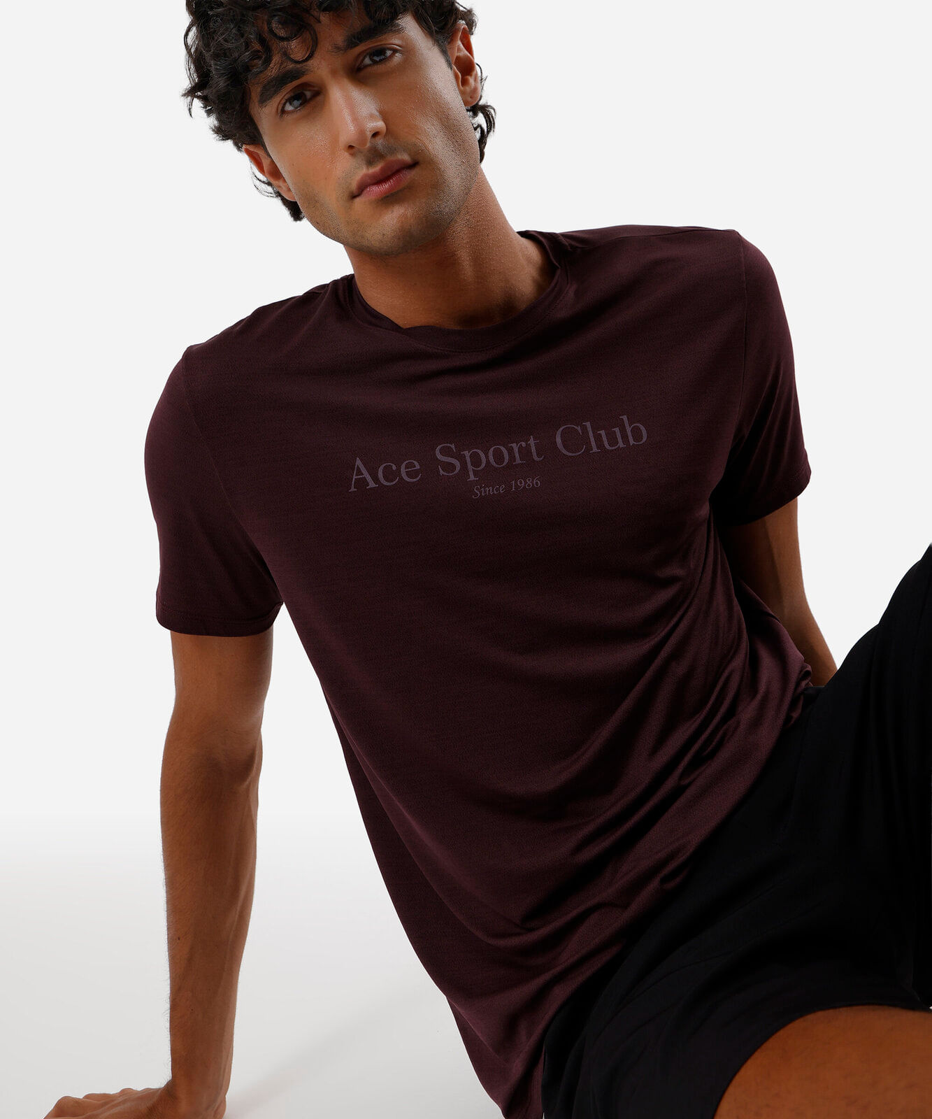 camiseta masculina esportiva ace de poliamida estampada vinho