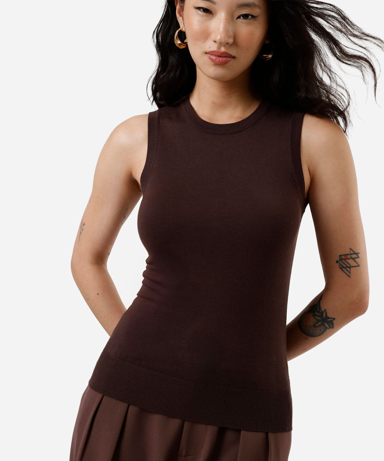 regata feminina de tricot decote redondo marrom