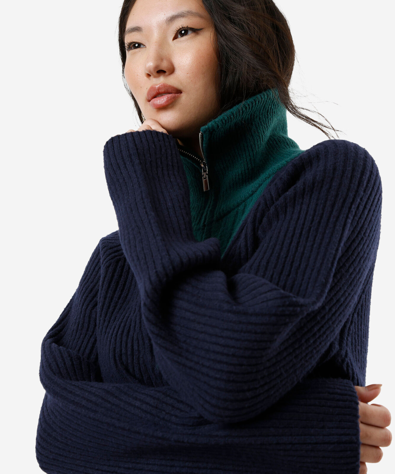 suéter feminino de tricot com recorte e zíper gola alta azul