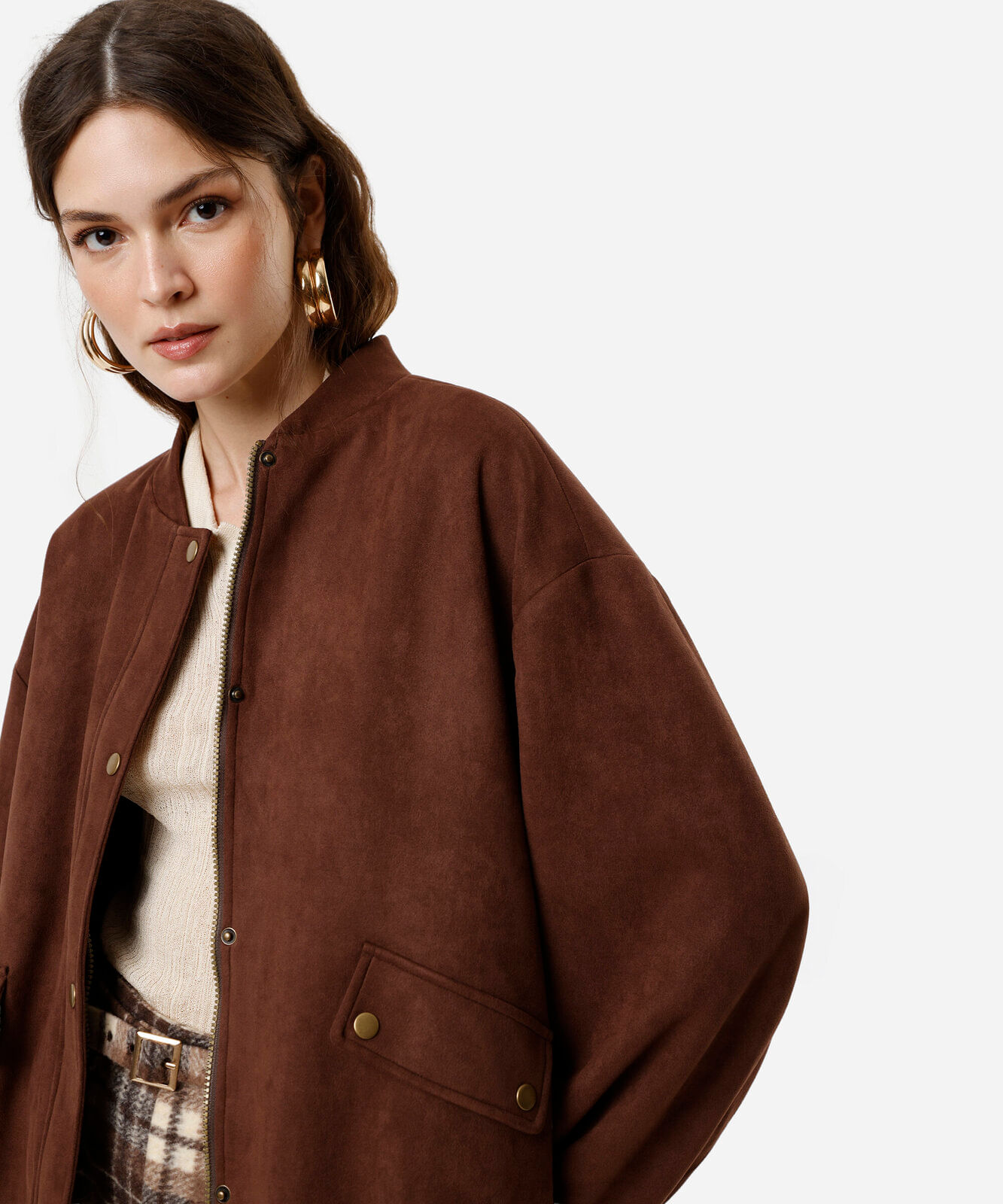 jaqueta feminina de suede com bolsos marrom