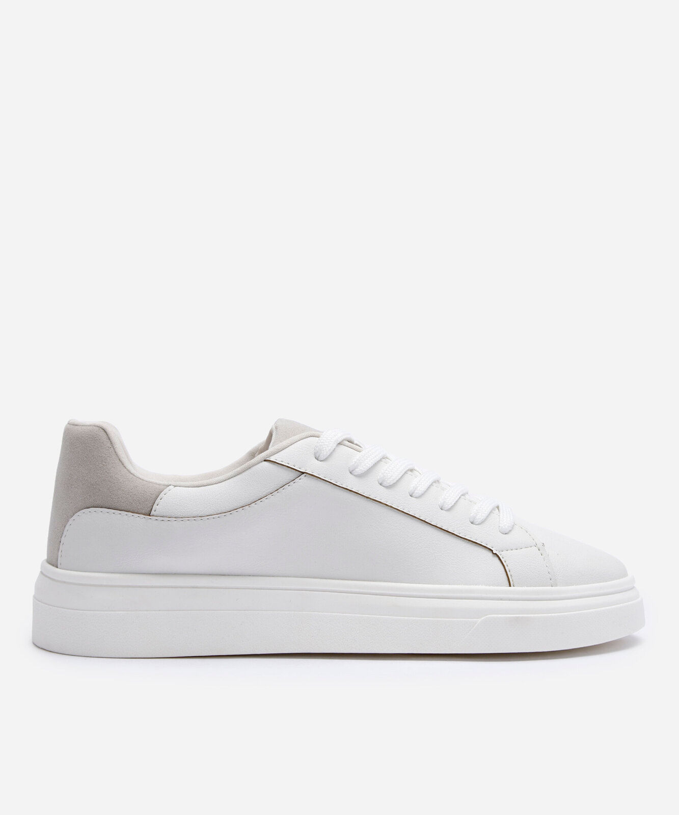 tênis casual com recorte branco