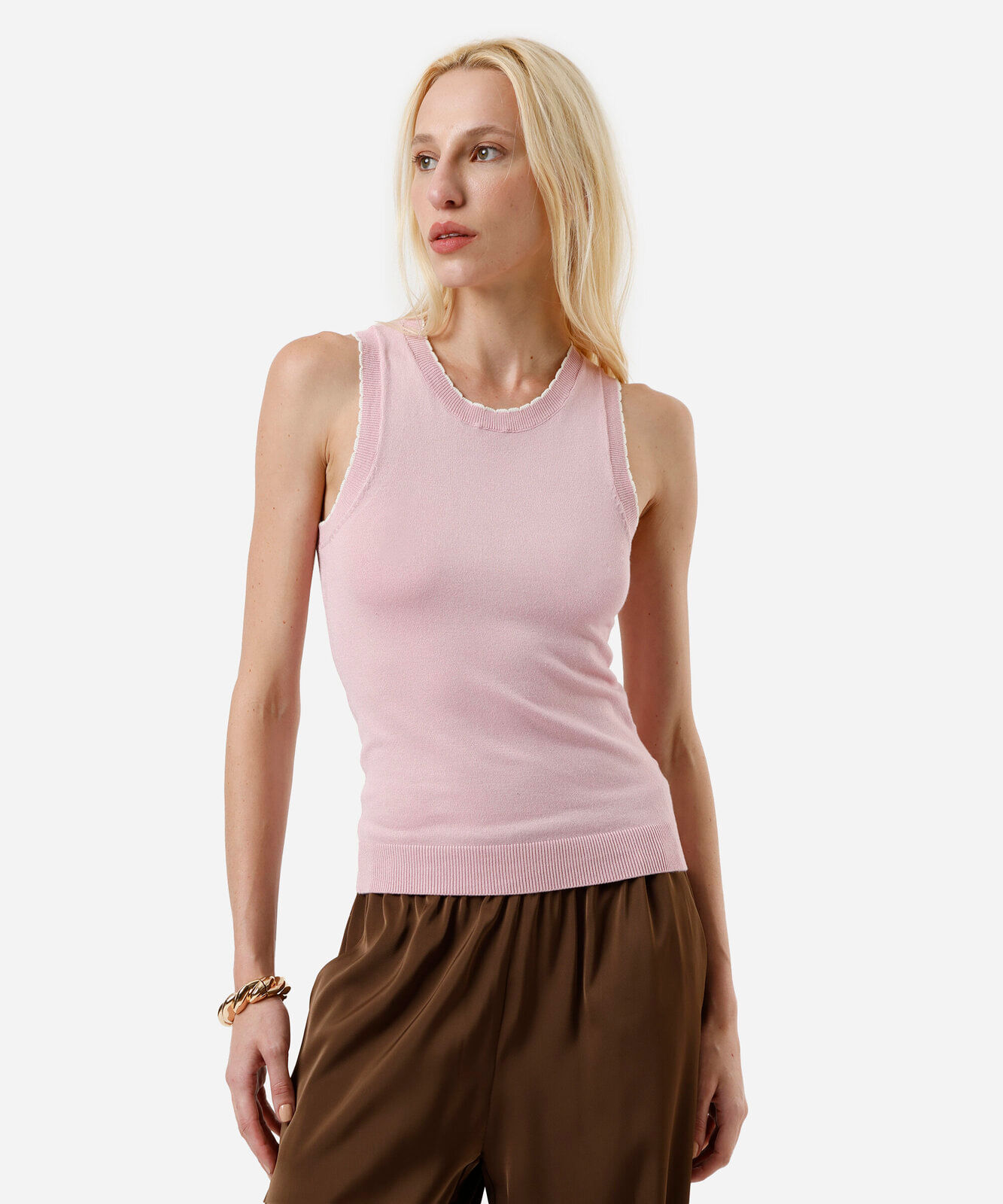 regata feminina de tricot com detalhe rosa