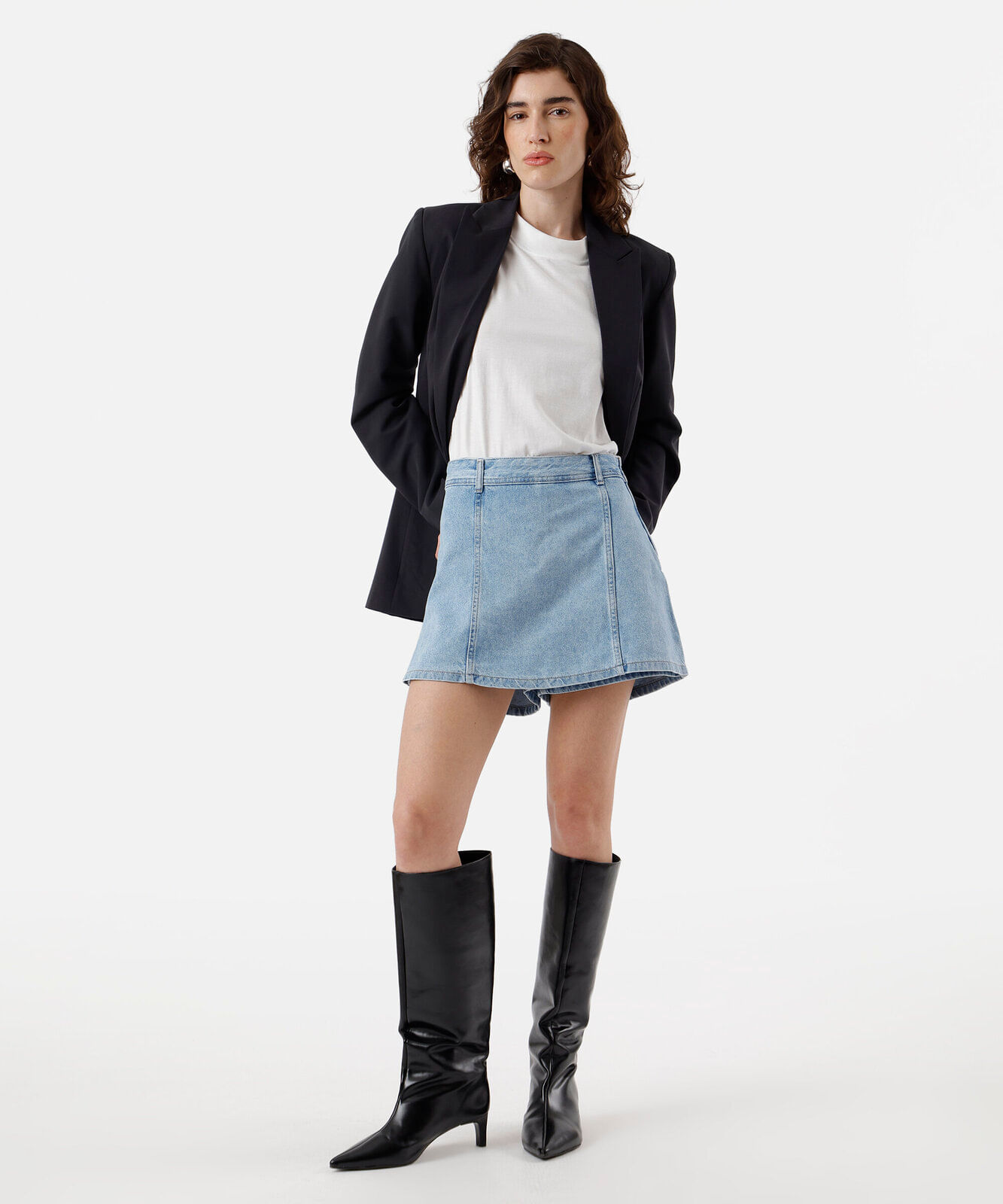 Vista 2 short saia feminino jeans com recortes azul C&A OFF White C&A OFF White