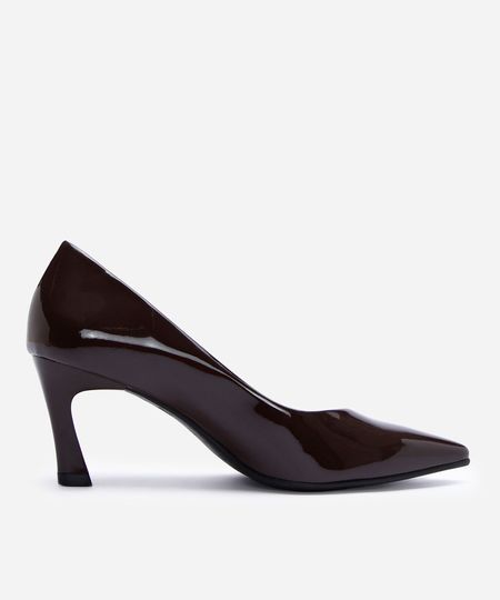 scarpin bico fino envernizado marrom 37