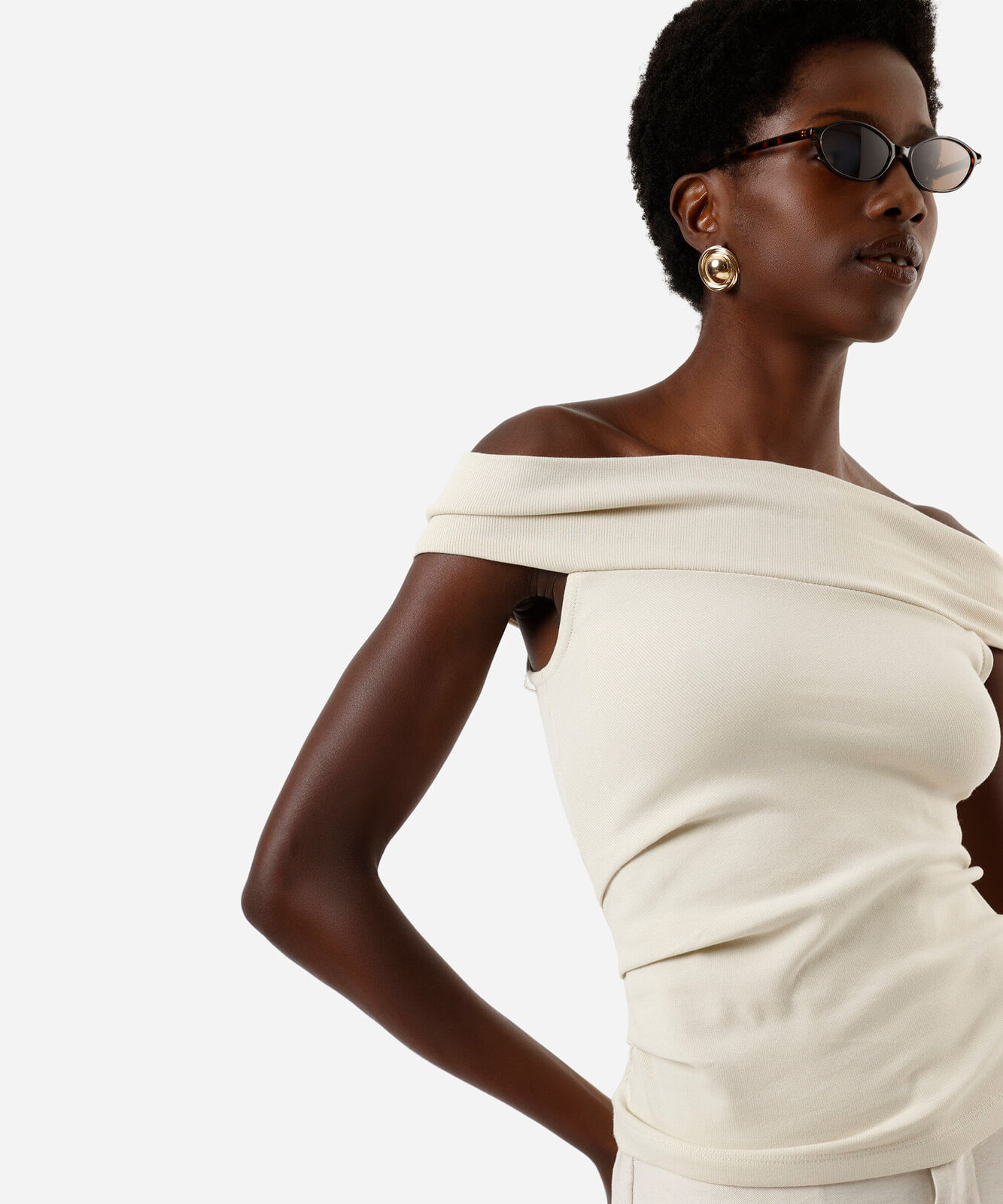 blusa feminina ombro a ombro com detalhe torção bege