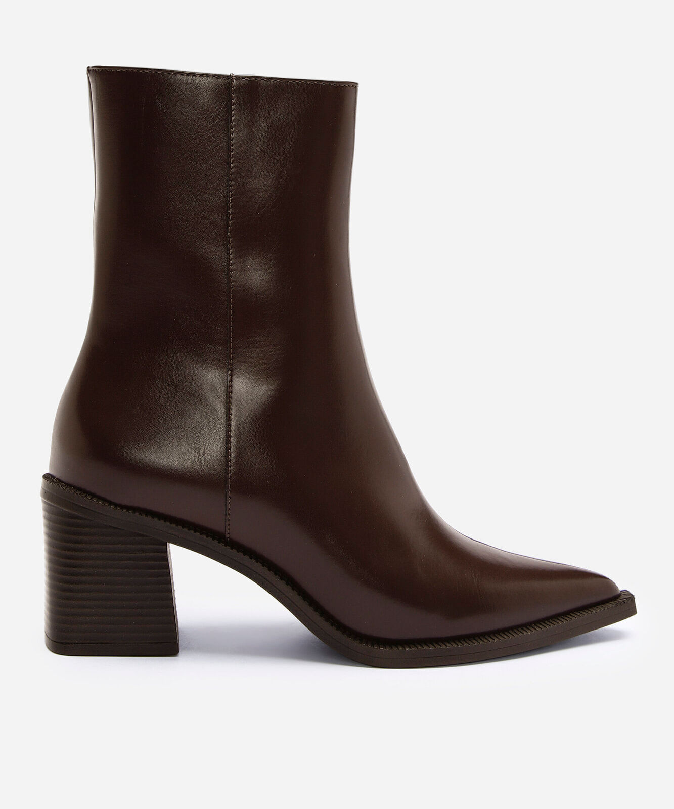 bota cano médio bico fino salto grosso marrom