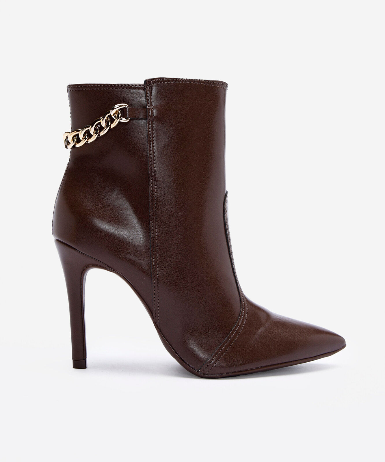 bota cano curto bico fino salto alto com corrente marrom